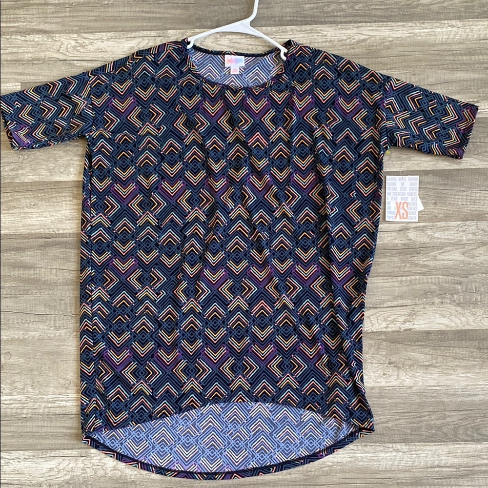 💚 3/$15 Geometric Patterned women’s Shirt C - Picture 3 of 4